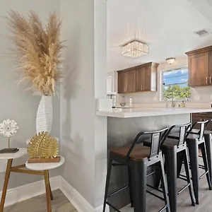 Holiday home Charming 3 Bed/ba W/pool And View!, Tampa